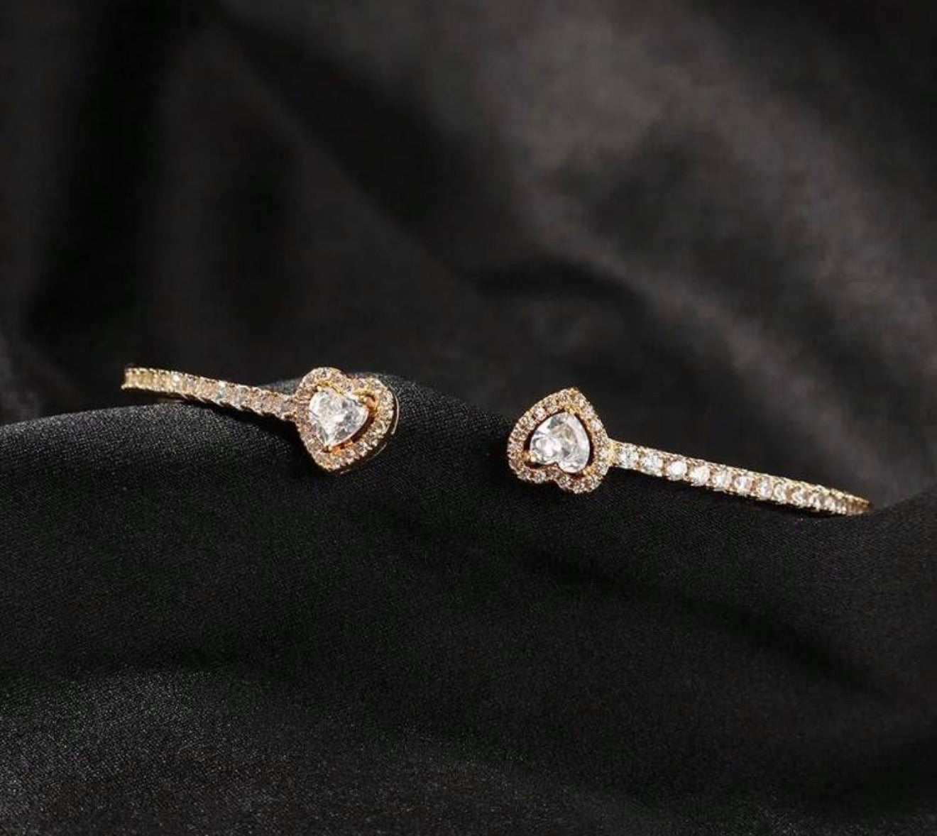 Women’s gold fashionable heart bangle bracelet